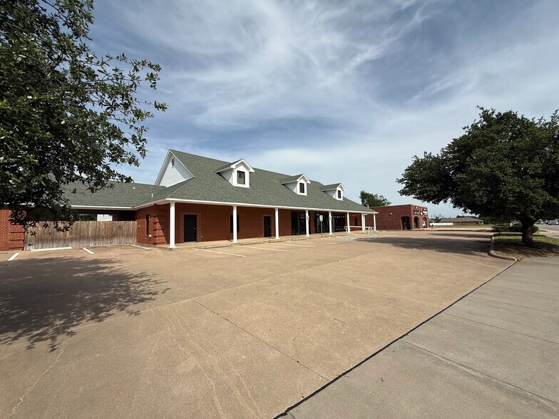 604 N Nolan River Rd, Cleburne, TX à vendre - Photo de l’immeuble – Image 2 sur 6