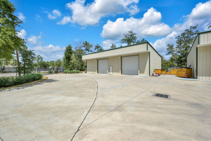 1988-2000 Airport Rd, Conroe, TX à louer - Photo de l’immeuble – Image 1 sur 11
