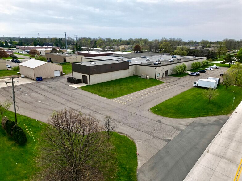 23800 Research Dr, Farmington Hills, MI à louer - Photo de l’immeuble – Image 2 sur 5
