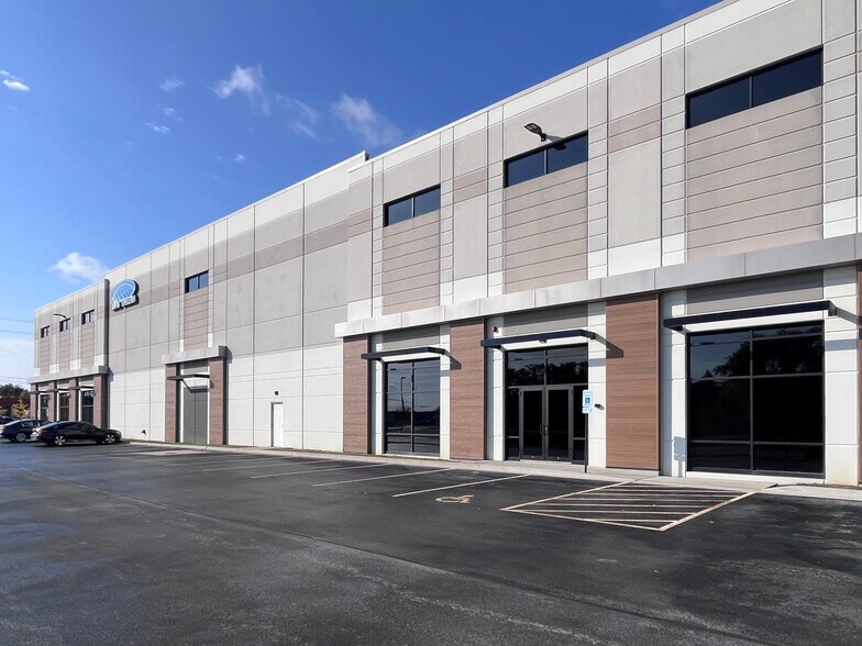 500 E Devon Ave, Elk Grove Village, IL à louer - Photo de l’immeuble – Image 2 sur 9