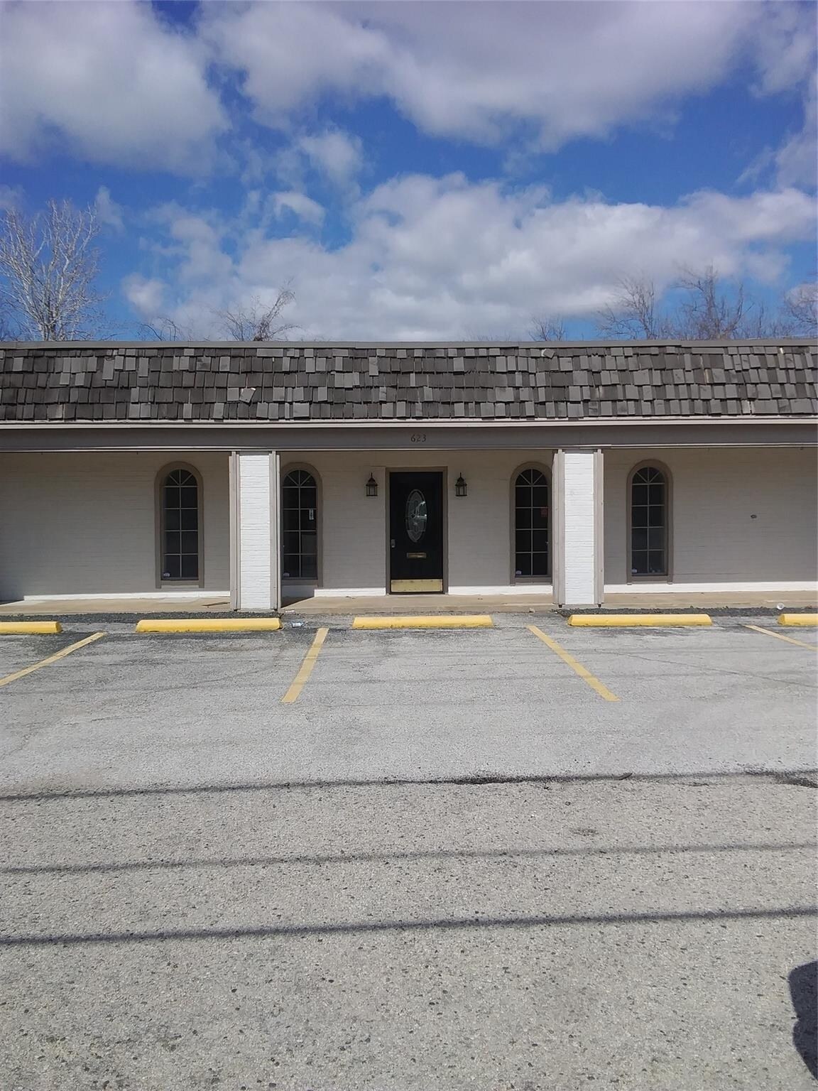 623 and 701 E Dallas Rd portefeuille de 2 biens à vendre sur LoopNet.fr Photo principale– Image 1 sur 3