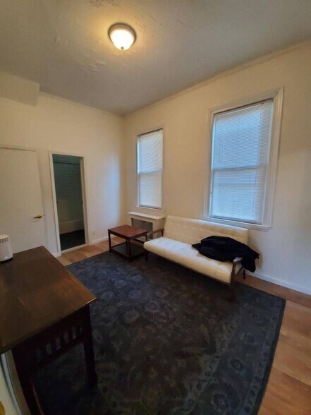 6803 76th St, Middle Village, NY à vendre - Photo de l’immeuble – Image 2 sur 14