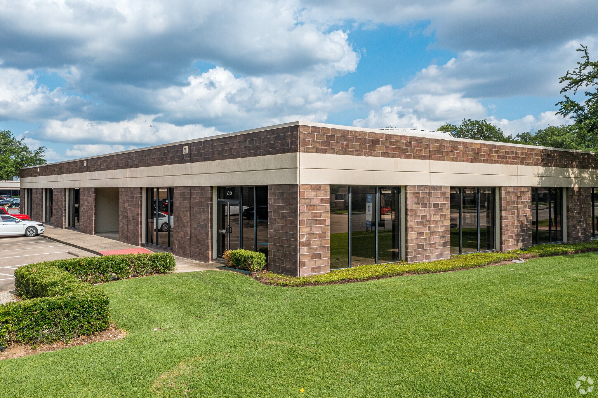 11482 Luna Rd, Farmers Branch, TX à louer Photo principale– Image 1 sur 9