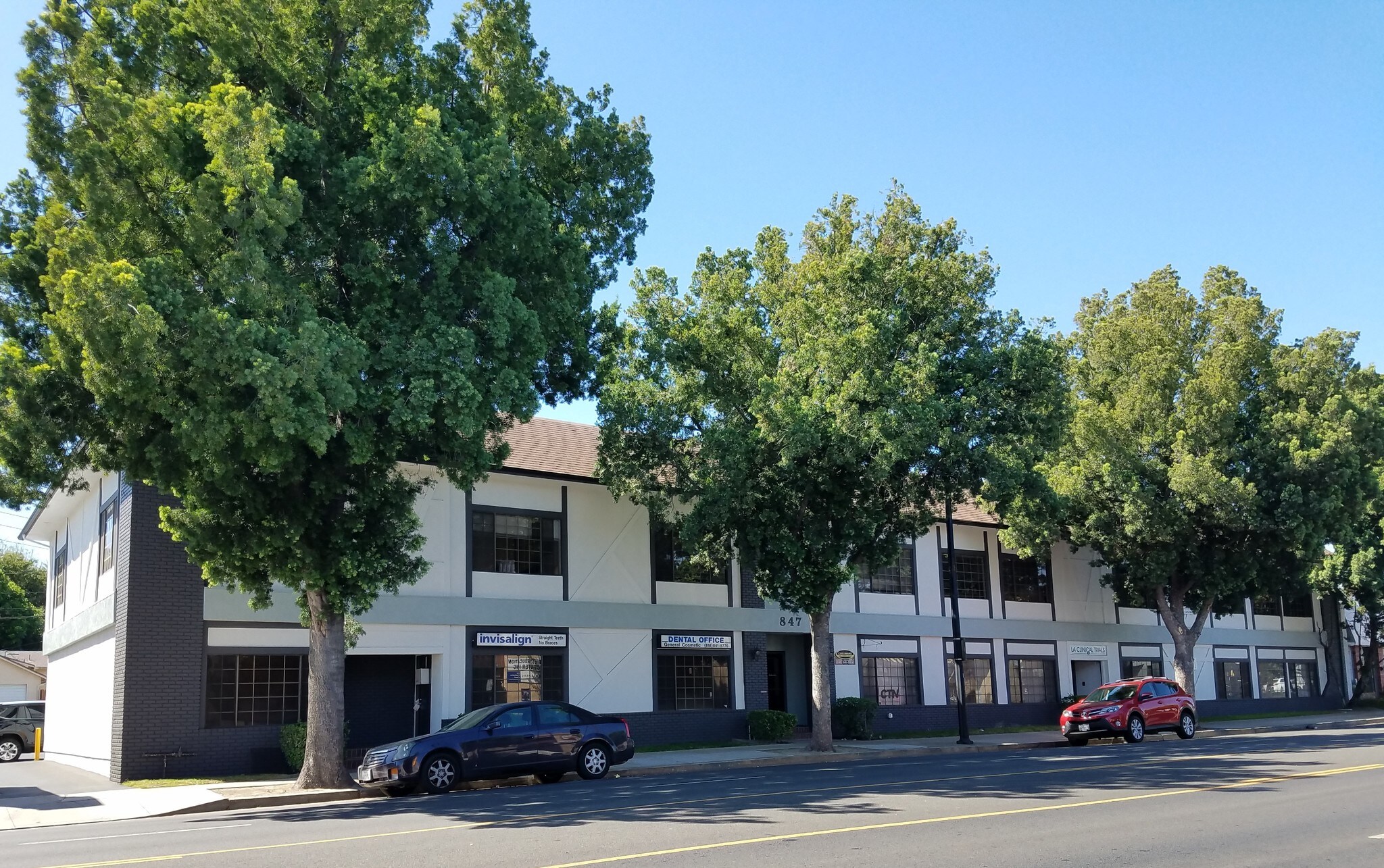 847 N Hollywood Way, Burbank, CA à louer Photo principale– Image 1 sur 4