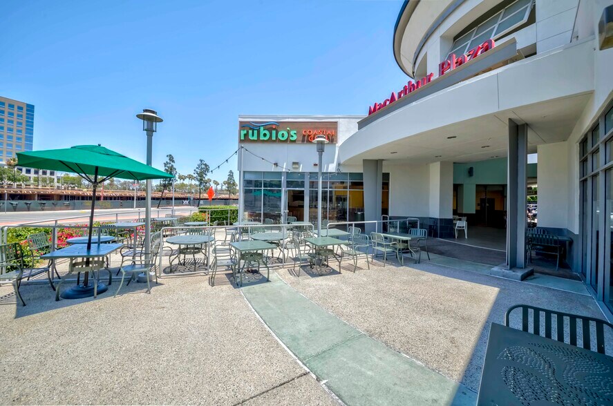 2 Hutton Centre Dr, Santa Ana, CA à louer - Photo de l’immeuble – Image 3 sur 12