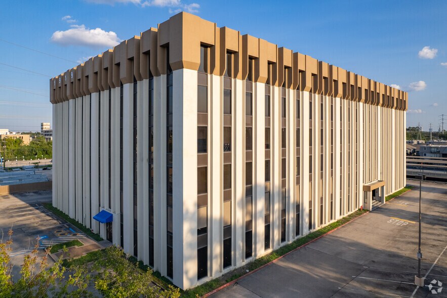 1919 N Loop W, Houston, TX à louer - Photo de l’immeuble – Image 2 sur 20