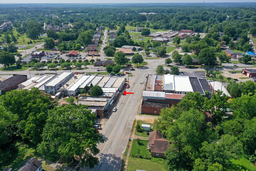 102 N Cambridge St, Ninety Six, SC à vendre - Photo de l’immeuble – Image 2 sur 10