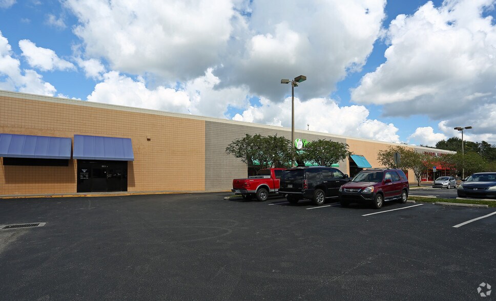 1120 E Fowler Ave, Tampa, FL à louer - Photo de l’immeuble – Image 3 sur 5