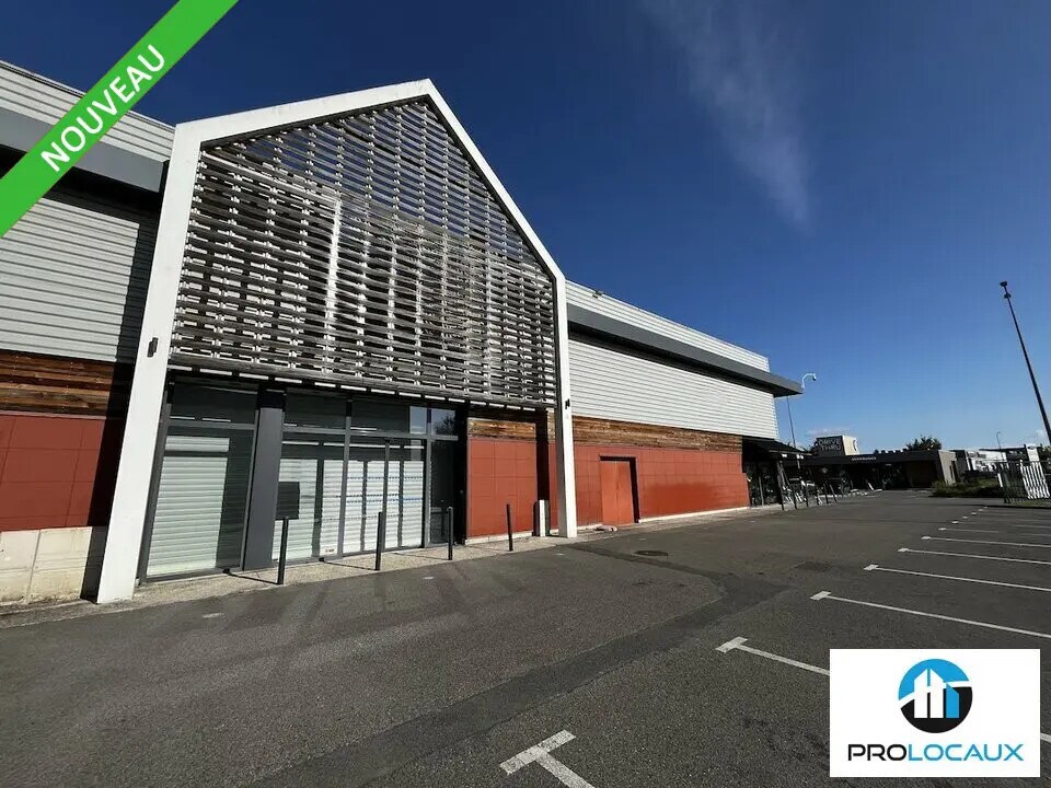 Local commercial dans Saint-Maximin à louer Photo de l’immeuble– Image 1 sur 3