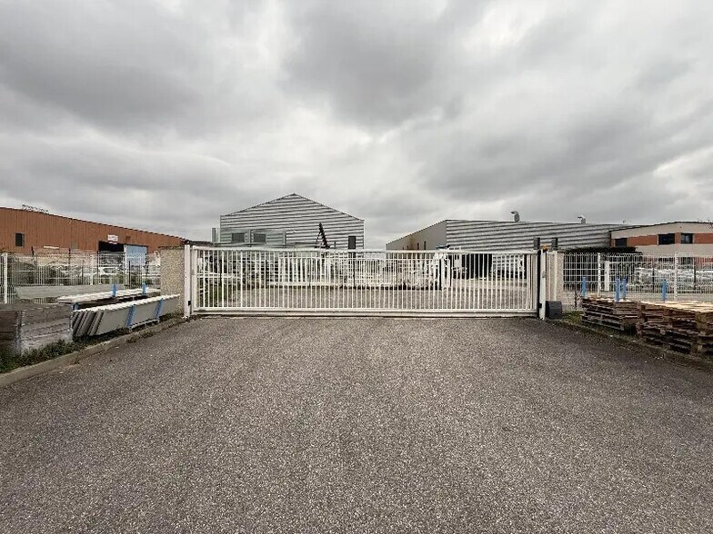 Bureau dans Meyzieu à louer - Photo de l’immeuble – Image 3 sur 7