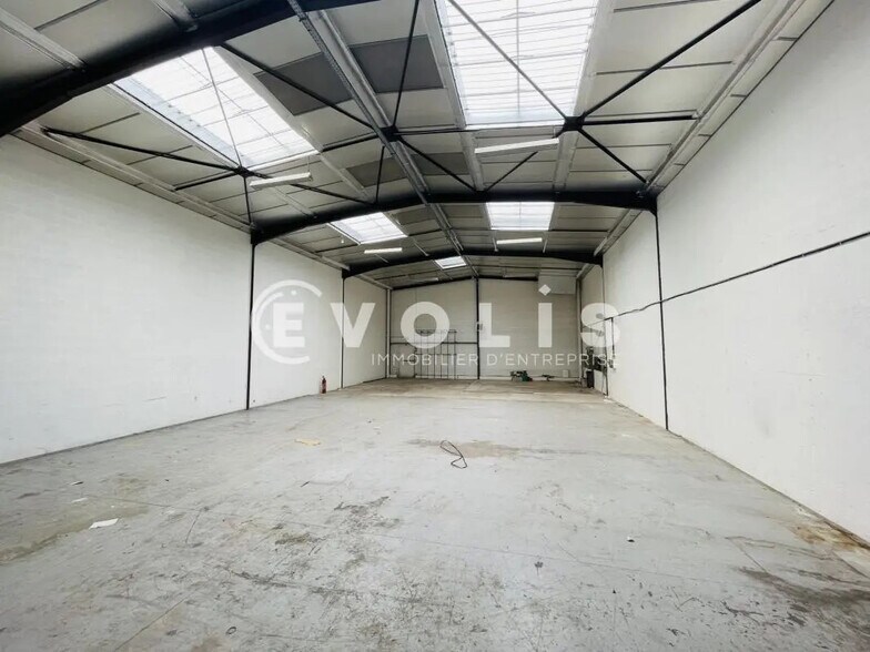 Local d’activités dans Pontault-Combault à louer - Photo de l’immeuble – Image 1 sur 6