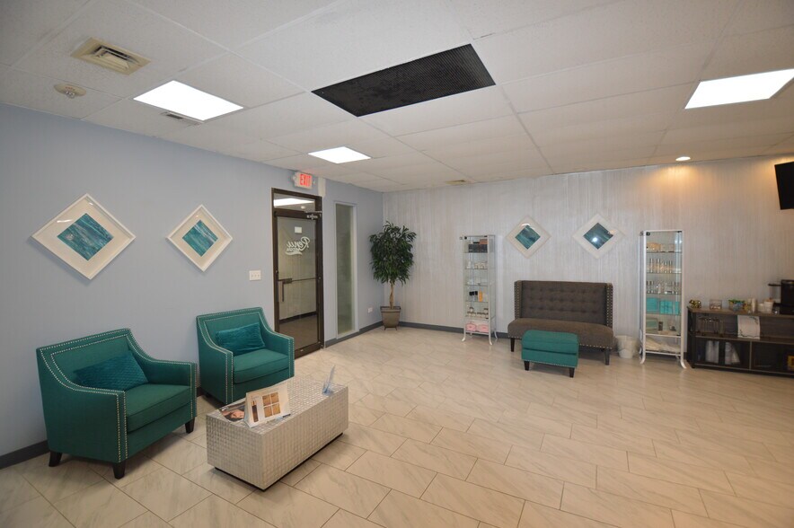 380 E Northwest Hwy, Des Plaines, IL à louer - Photo intérieure – Image 2 sur 6