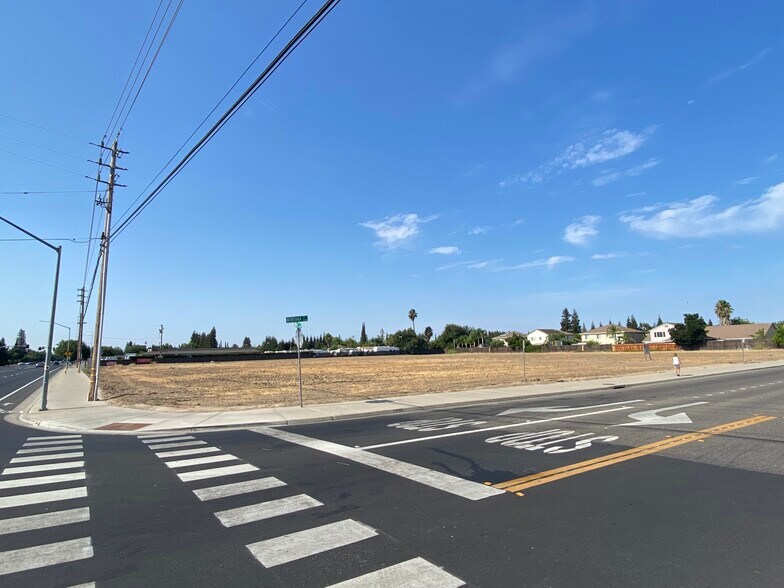 3957 Coffee Rd, Modesto, CA à vendre - Photo principale – Image 1 sur 4