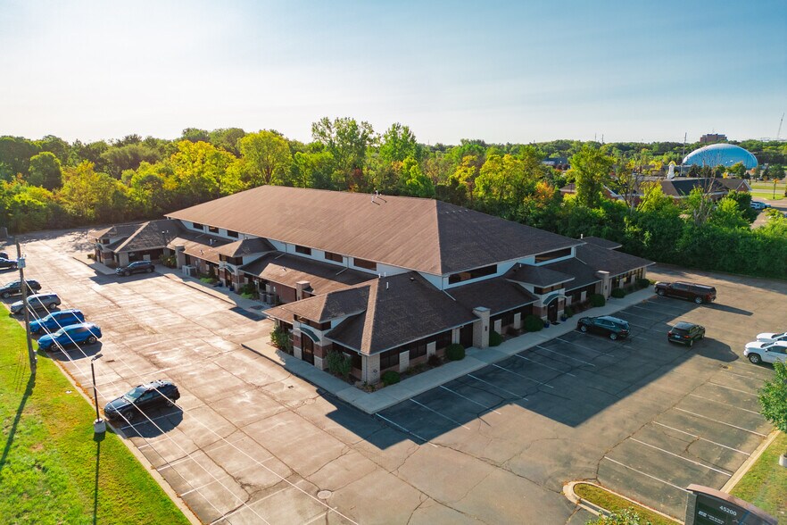 45200 Card Rd, Macomb Township, MI à vendre - Photo de l’immeuble – Image 2 sur 49
