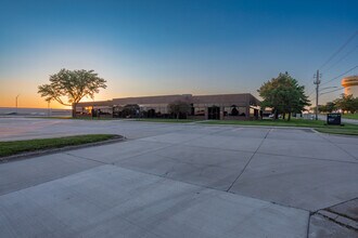 4300-4398 NW 114th St, Urbandale, IA à louer Photo de l’immeuble– Image 1 sur 4