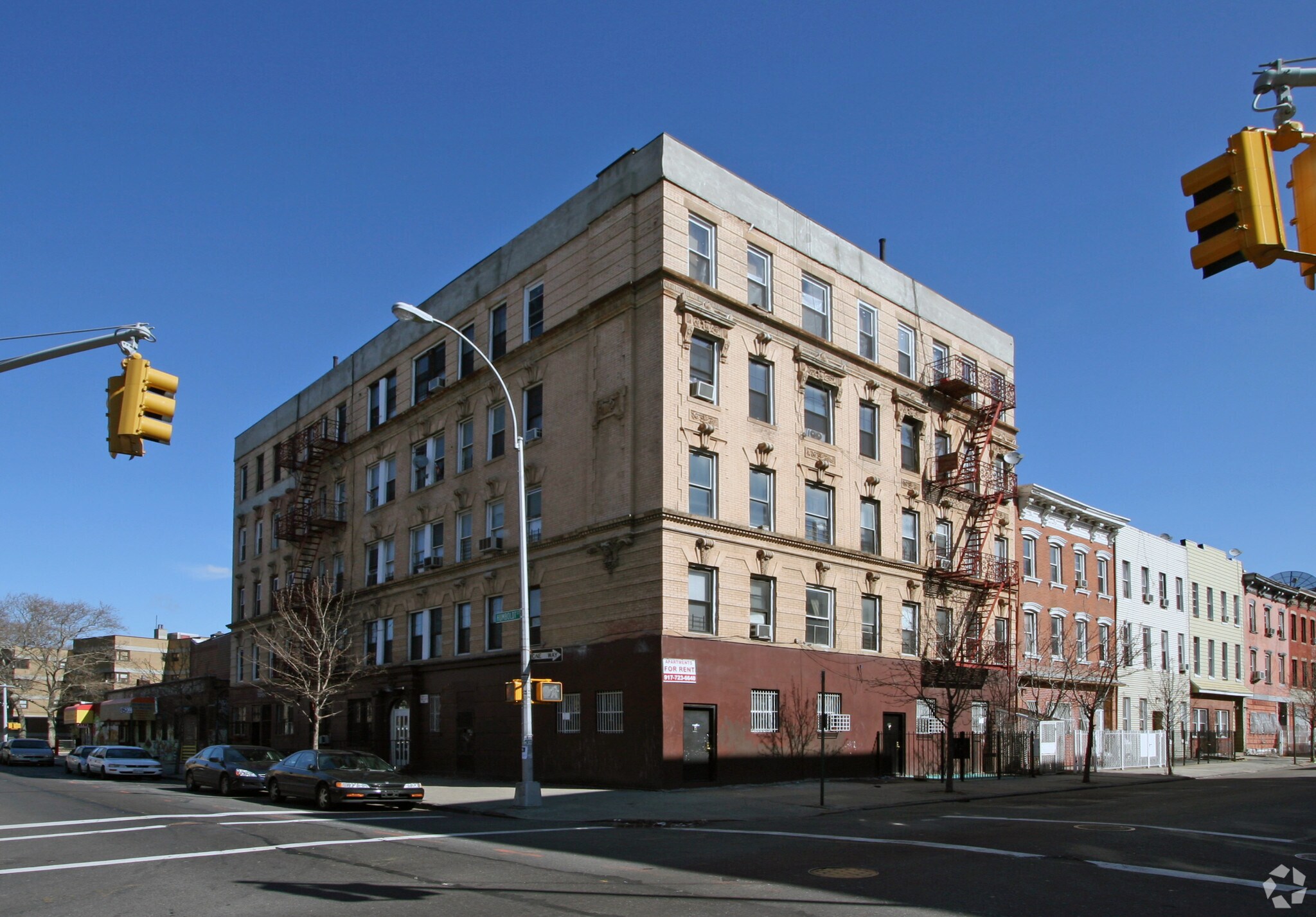 210 Humboldt St, Brooklyn, NY à louer Photo principale– Image 1 sur 3