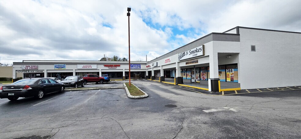 1217-1239 Kass Cir, Spring Hill, FL à louer - Photo de l’immeuble – Image 3 sur 6
