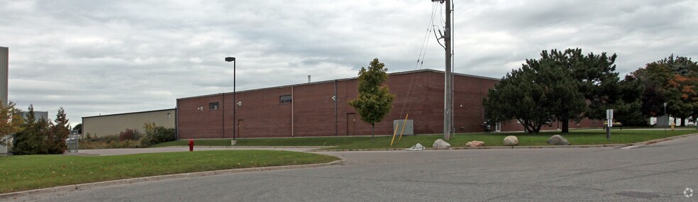 108 Industrial Dr, Whitby, ON à vendre - Photo de l’immeuble – Image 2 sur 3