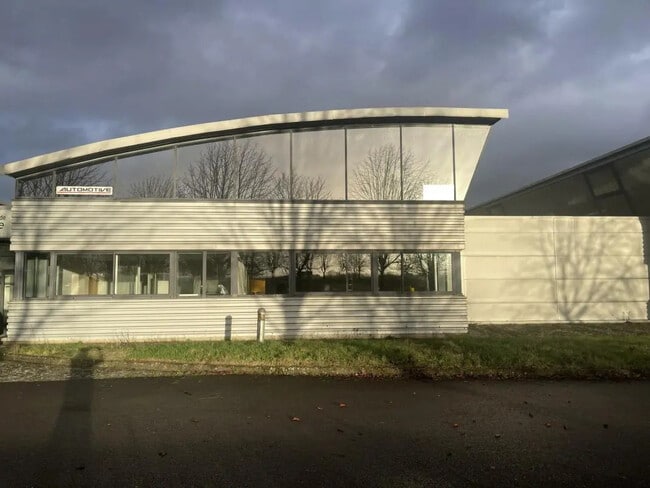 Plus de détails pour Local d'activités à louer