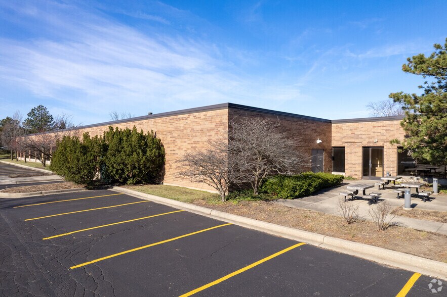 701 Woodlands Pky, Vernon Hills, IL à vendre - Photo de l’immeuble – Image 3 sur 6
