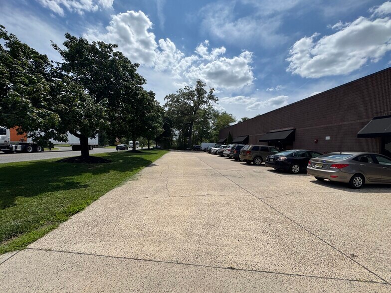 601 Heron Dr, Logan Township, NJ à louer - Photo de l’immeuble – Image 2 sur 12