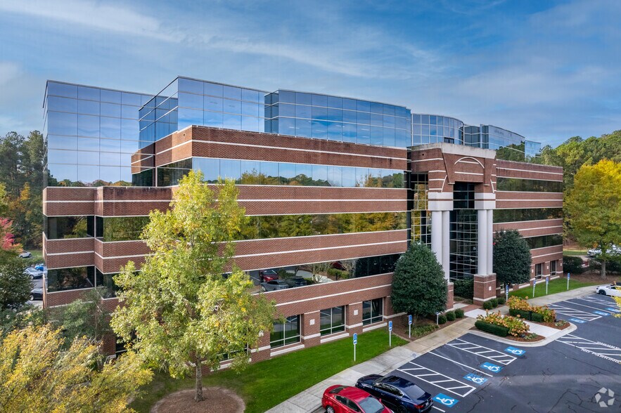 6330 Quadrangle Dr, Chapel Hill, NC à louer - Photo principale – Image 1 sur 7