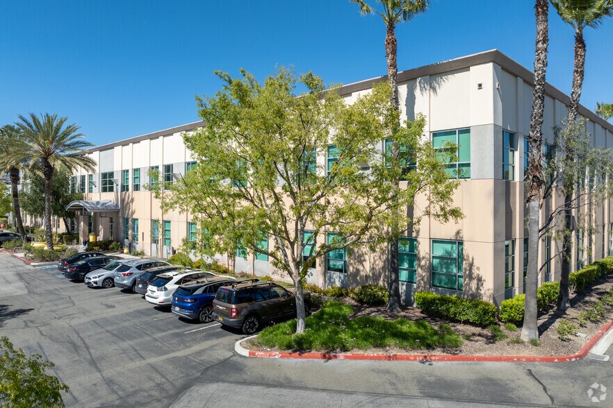 27240 W Turnberry Ln, Valencia, CA à vendre - Photo de l’immeuble – Image 3 sur 20