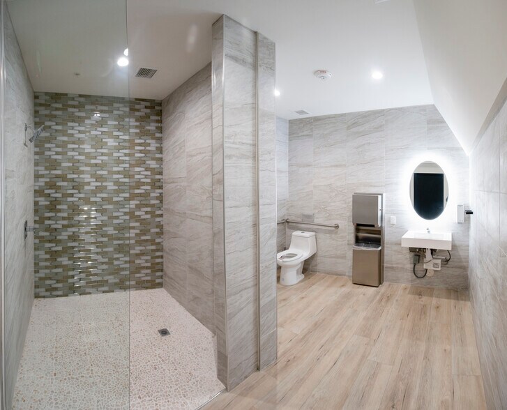 10824 Burbank Blvd, North Hollywood, CA à louer - Photo intérieure – Image 2 sur 33