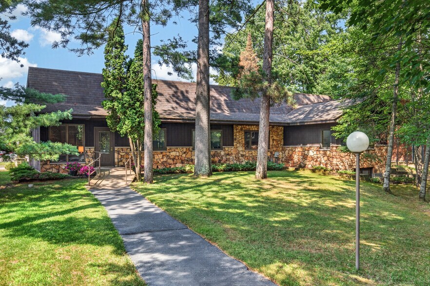 9758 W Lake Ave, Minocqua, WI à vendre - Photo de l’immeuble – Image 2 sur 52