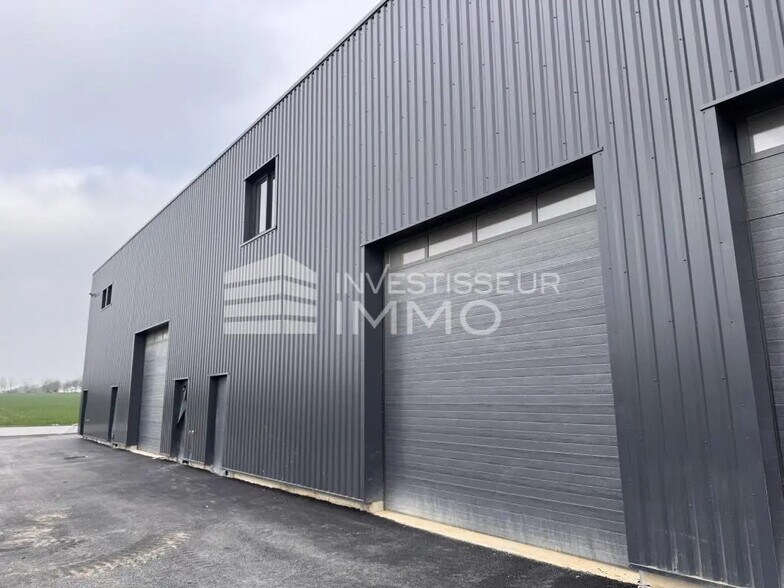 Local d’activités dans Villeneuve-sous-Dammartin à louer - Photo de l’immeuble – Image 1 sur 4