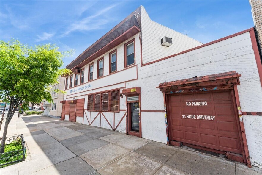 13210 Hillside Ave, Richmond Hill, NY à vendre - Photo de l’immeuble – Image 2 sur 32