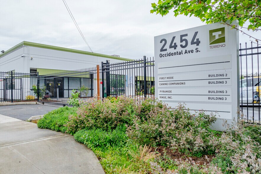 2454 Occidental Ave S, Seattle, WA à louer - Photo de l’immeuble – Image 2 sur 11