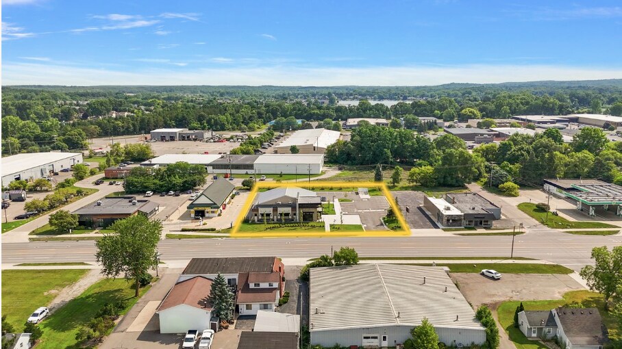 653 S Lapeer Rd, Oxford, MI à vendre - Photo de l’immeuble – Image 3 sur 4