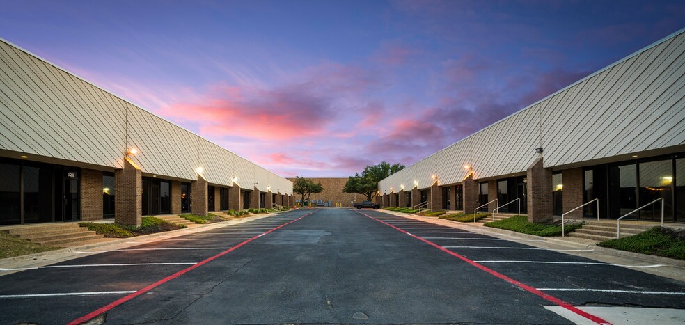 1313 Valwood Pky, Carrollton, TX à louer - Photo de l’immeuble – Image 3 sur 10