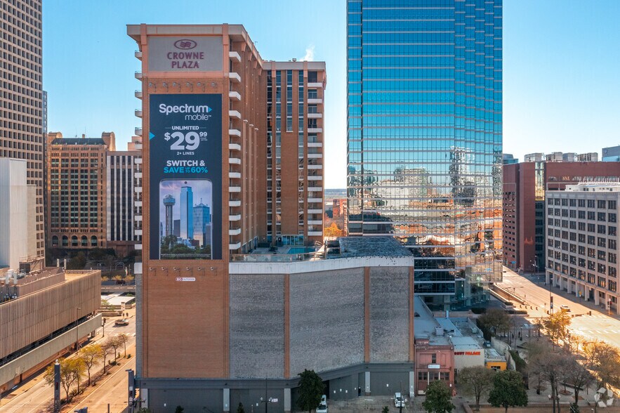 1015 Elm St, Dallas, TX à vendre - Photo de l’immeuble – Image 2 sur 23