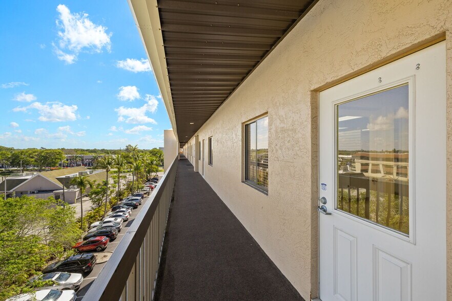 2335 Tamiami Trl N, Naples, FL à vendre - Photo de l’immeuble – Image 3 sur 25