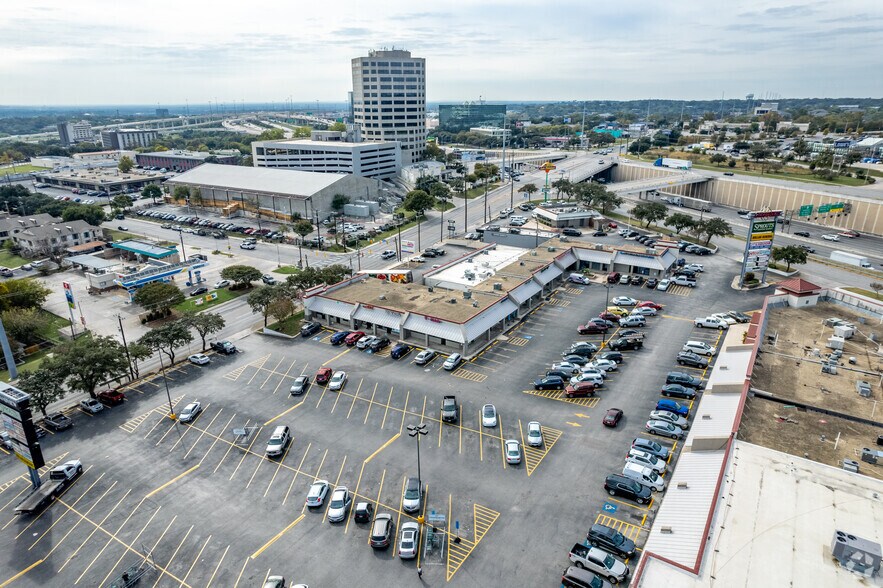 8021-8069 Callaghan Rd, San Antonio, TX à vendre - Aérien – Image 2 sur 2