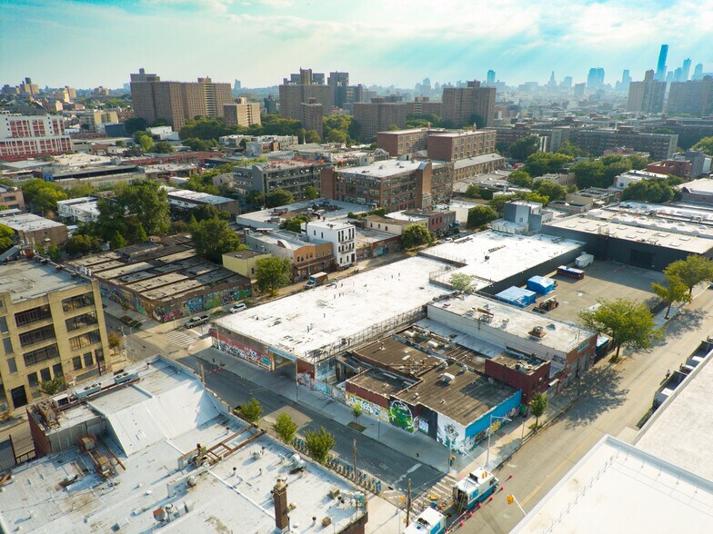 275 Boerum St, Brooklyn, NY à vendre - Photo de l’immeuble – Image 1 sur 22
