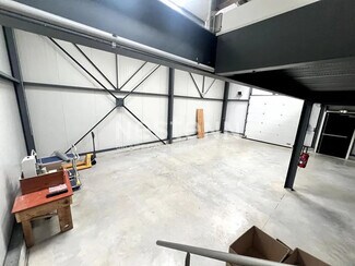 Plus de détails pour Local d'activités à louer