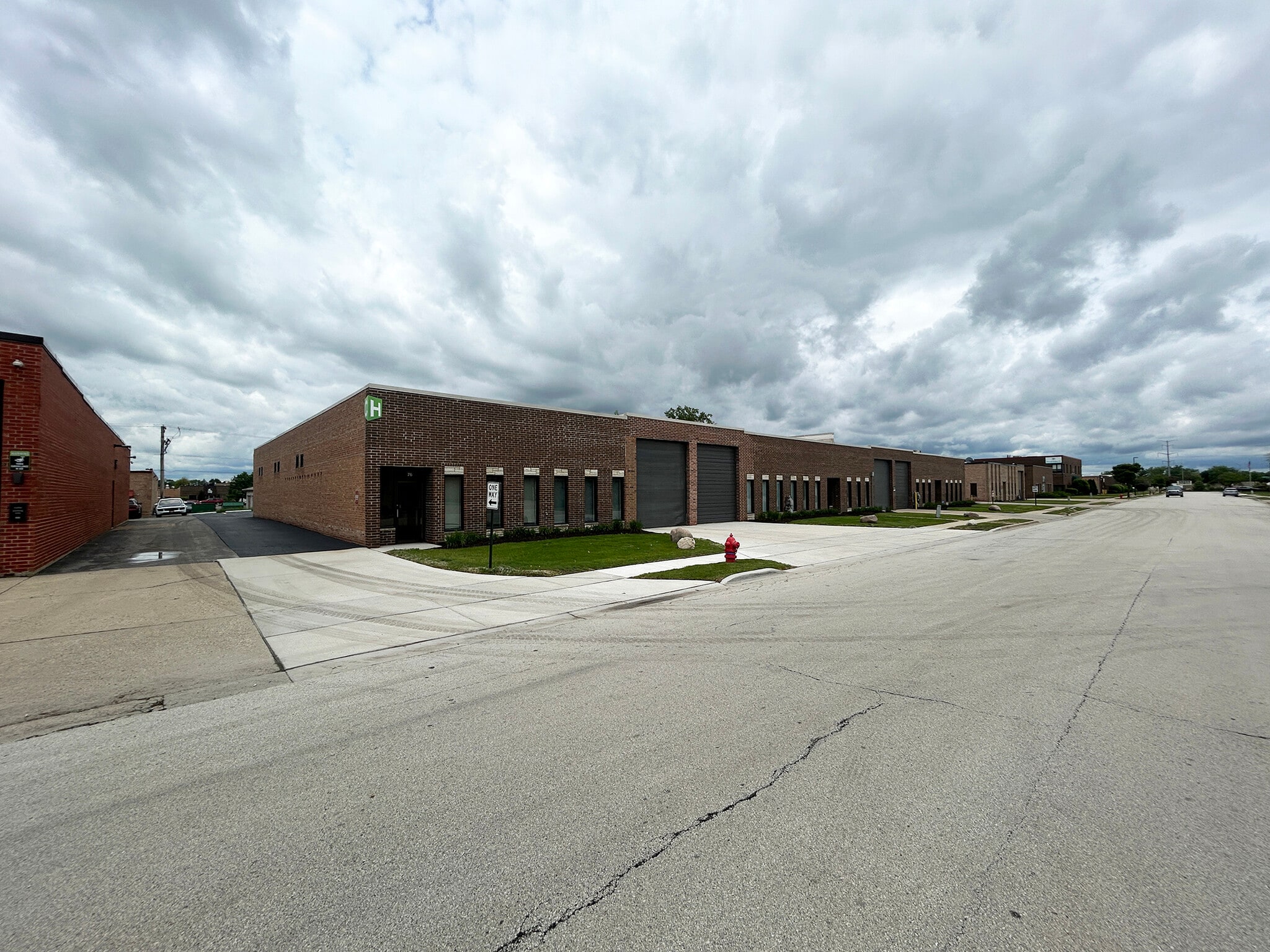 76-92 N Lively Blvd, Elk Grove Village, IL à louer Photo de l’immeuble– Image 1 sur 4