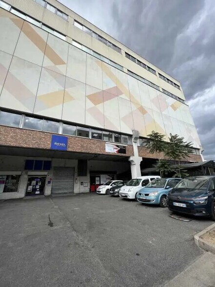 Local d’activités dans Ivry-sur-Seine à louer - Photo de l’immeuble – Image 1 sur 8