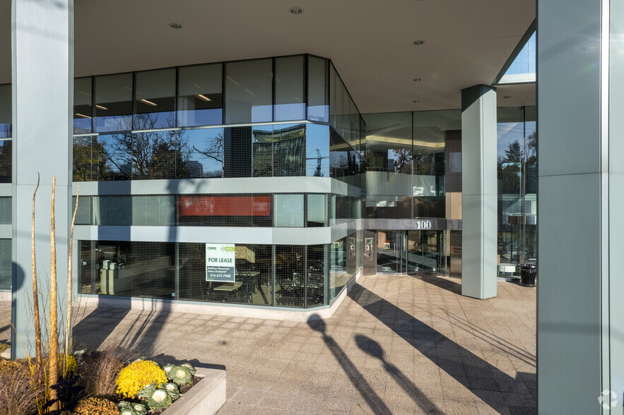 100 Sheppard Ave E, Toronto, ON à louer - Photo de l’immeuble – Image 3 sur 4