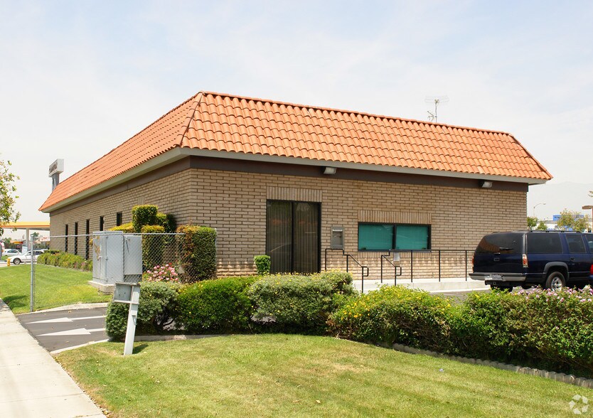 9699 Sierra Ave, Fontana, CA à vendre - Photo principale – Image 1 sur 10