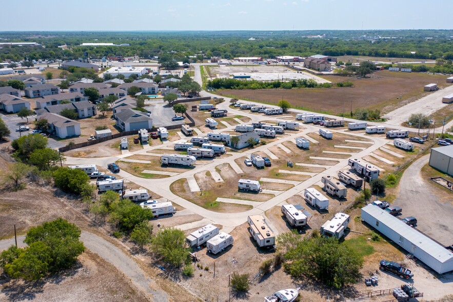 304 Freeny Dr, Kenedy, TX à vendre - Photo de l’immeuble – Image 3 sur 12