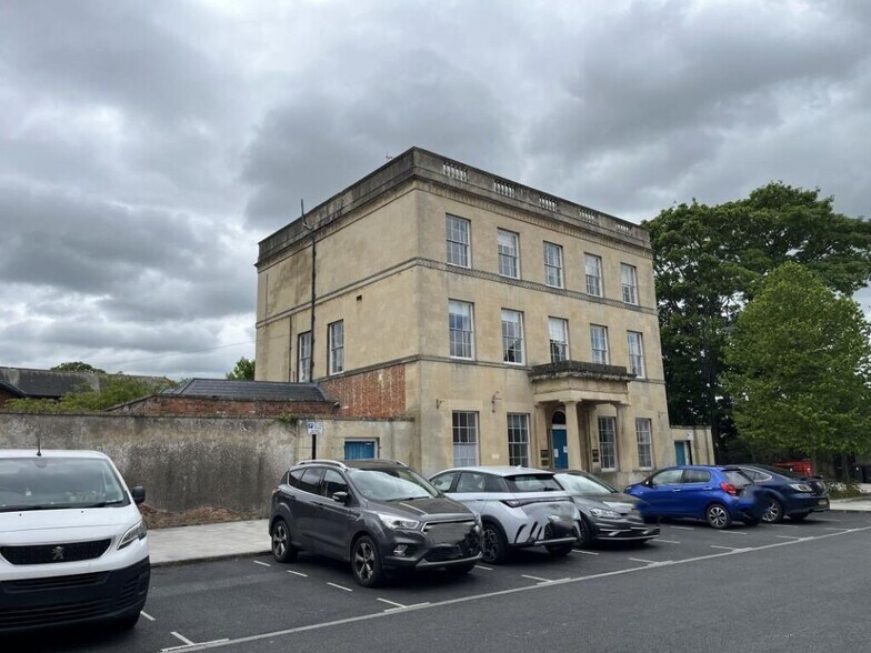 5 Roundstone St, Trowbridge à vendre - Photo de l’immeuble – Image 2 sur 16