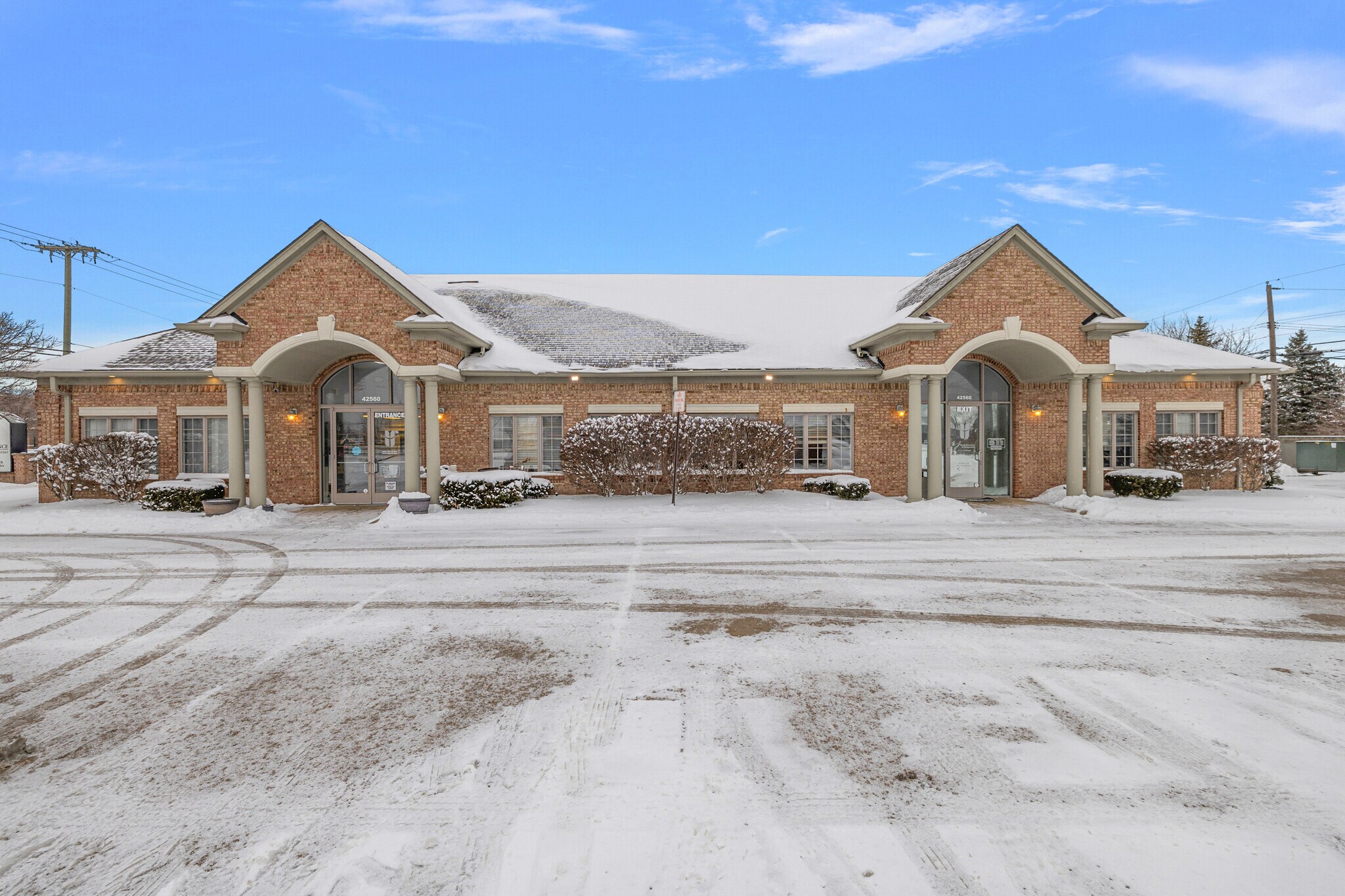 42560 Van Dyke Ave, Sterling Heights, MI à louer Photo principale– Image 1 sur 22