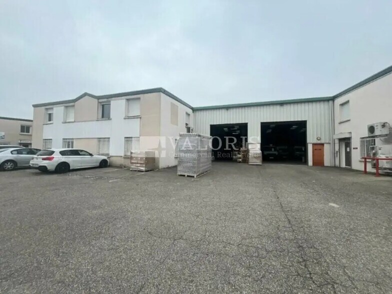 Local d’activités dans Chassieu à louer - Photo de l’immeuble – Image 1 sur 5