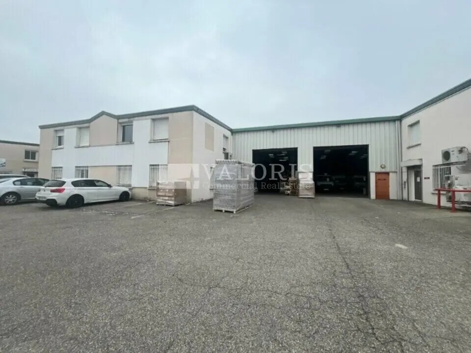 Local d’activités dans Chassieu à louer Photo de l’immeuble– Image 1 sur 6