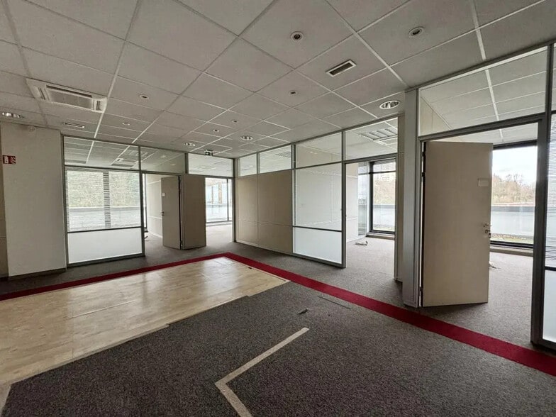Local d’activités dans Rosny-sous-Bois à louer - Photo de l’immeuble – Image 3 sur 19