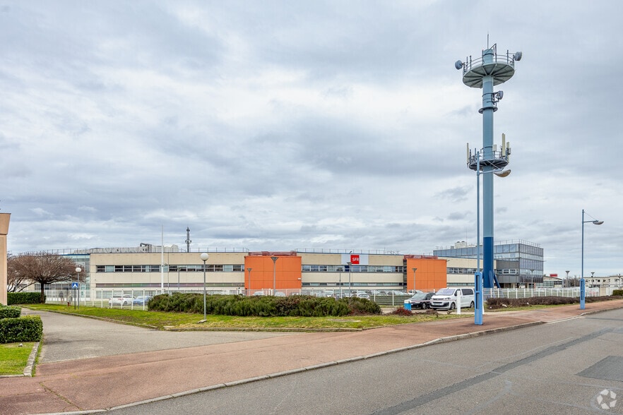 11 Allee Des Droits De L'Homme, Bron à vendre - Photo de l’immeuble – Image 2 sur 3